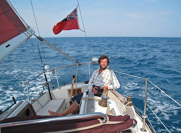 homem feliz iate de vela - yacht nautical vessel autopilot sailing imagens e fotografias de stock