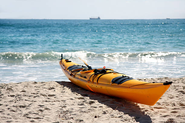 jaune kayak de mer sur la plage - canoe kayak, jaune photos et images de collection
