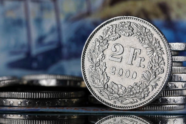 pièces de deux francs et autres monnaies suisses - swiss currency coin swiss francs swiss coin photos et images de collection