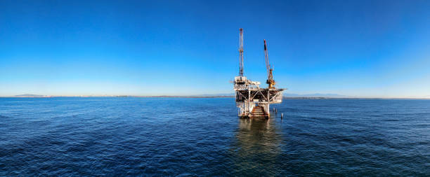 맑은 아침에 황혼에 캘리포니아 롱비치/로스앤젤레스 근처의 황혼에 멀리 있는 화물선이 있는 연안 석유 및 가스 시추 장비 닫기 - oil rig sea oil storm 뉴스 사진 이미지