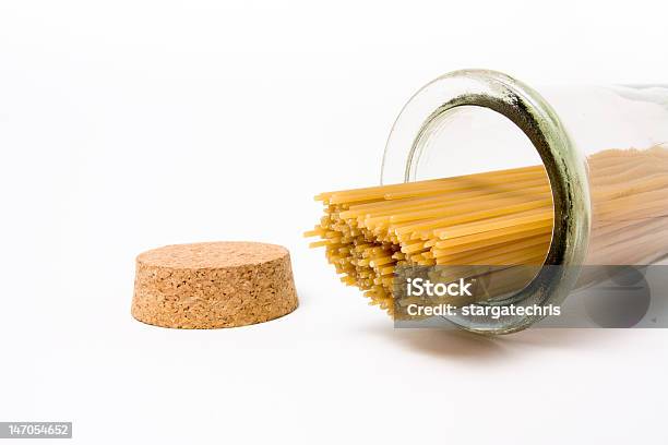 Suszone Spaghetti - zdjęcia stockowe i więcej obrazów Bez ludzi - Bez ludzi, Białe tło, Bliskie zbliżenie