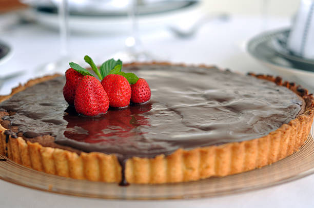 sombre tarte ganache au chocolat avec des fraises - tart dessert chocolate fruit photos et images de collection