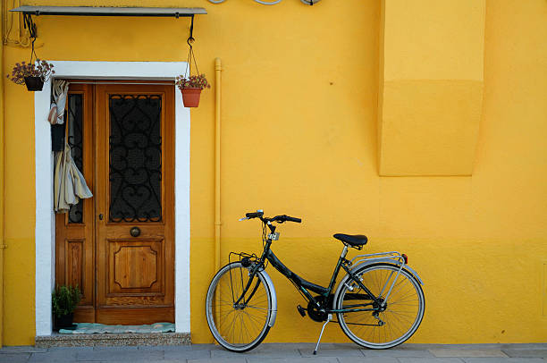 istock Yellow hous, Burano, Venice, Italy 147055296