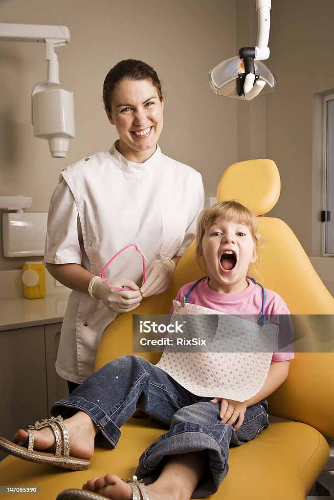 歯科医、患者の少女 - ヒトの口のロイヤリティフリーストックフォト