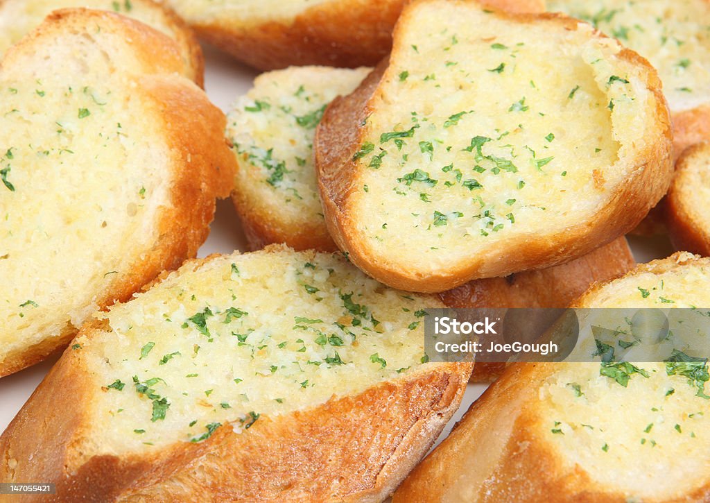 & crosta de pão com ervas e alho - Foto de stock de Acompanhamento royalty-free