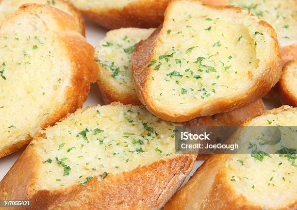 Foto de Crosta De Pão Com Ervas E Alho e mais fotos de stock de Acompanhamento - Acompanhamento, Alho, Assado no Forno