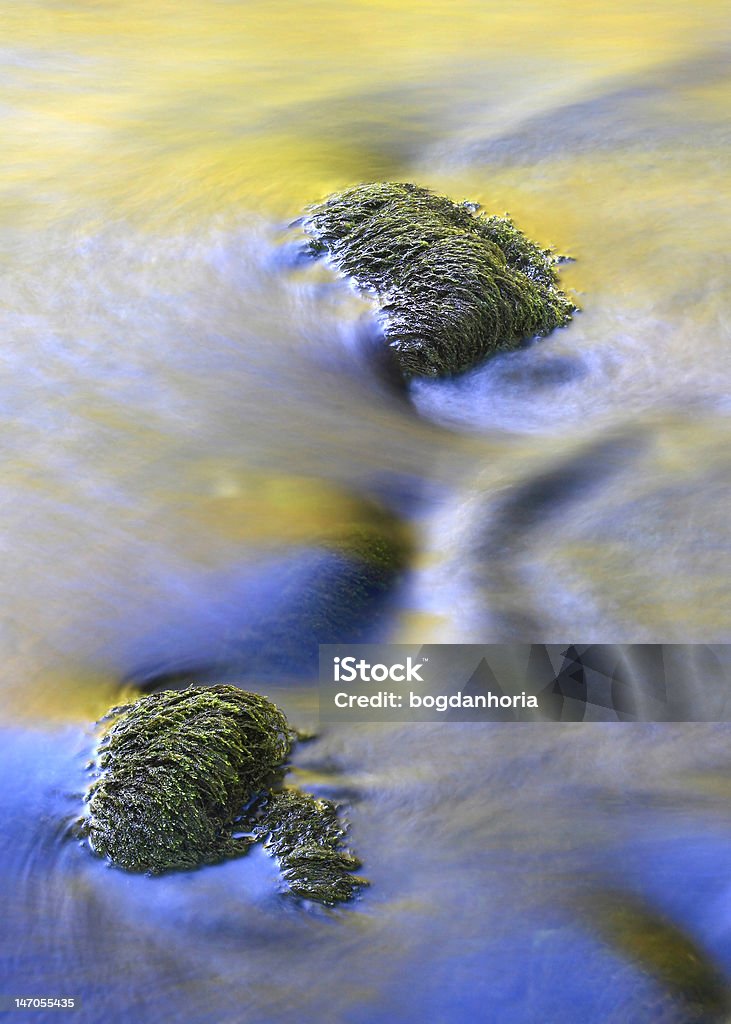 Mossy 바위 만들진 색상화 스트림 - 로열티 프리 0명 스톡 사진