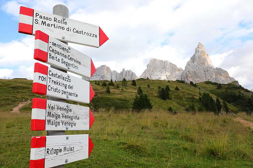 cartel of the path in the mountains with the locations written in Italian language in northern Italy
