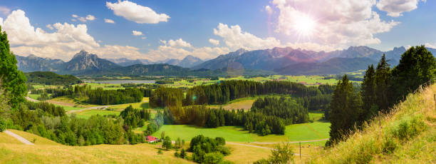 paysage panoramique avec chaîne de roches et de montagnes - mountain rock sun european alps photos et images de collection