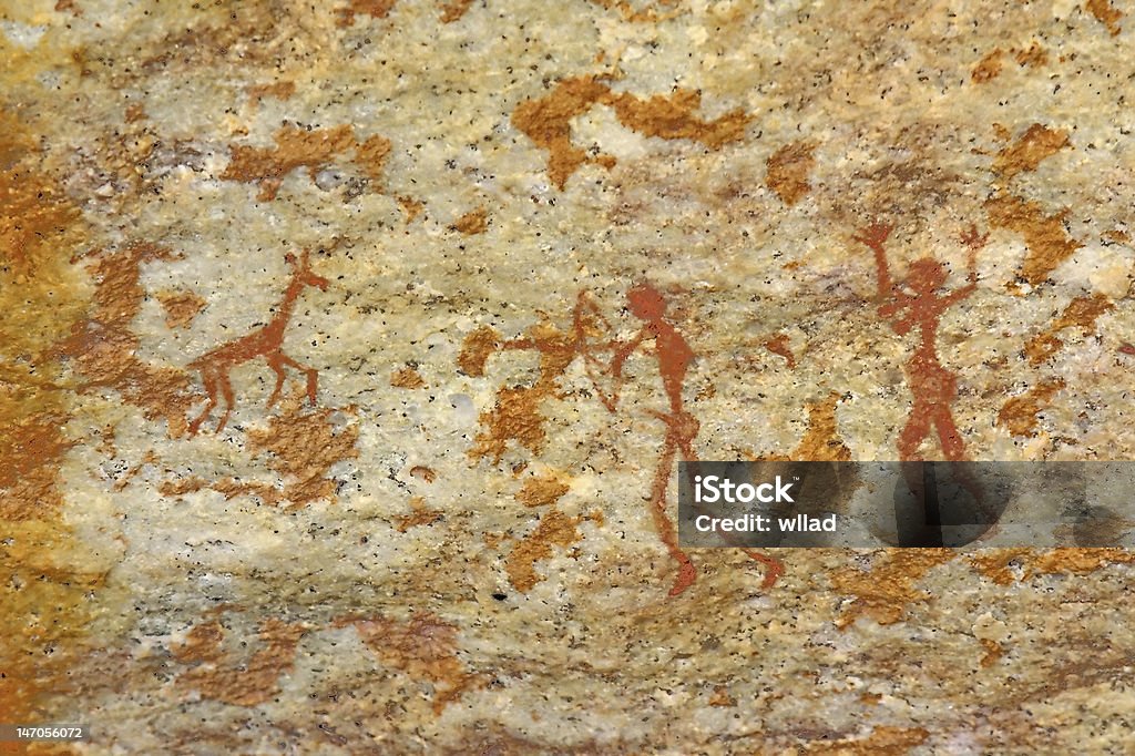 Homem e mulher que caça animal bushman's arte tribal na parede - Foto de stock de Caça royalty-free