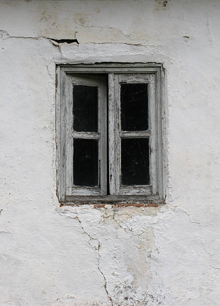 Antigua ventana en Paredes agrietadas - foto de stock