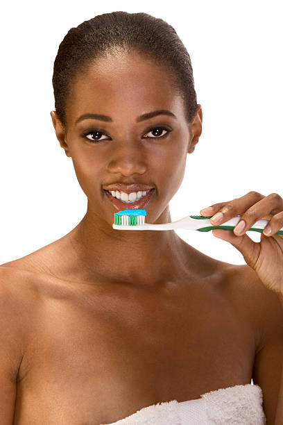 giovane afro-americana donna spazzolare i denti - dental hygiene elegance black toothbrush foto e immagini stock