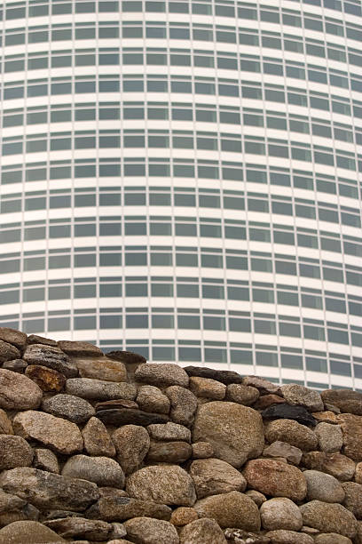 Pared de piedra y rascacielos - foto de stock