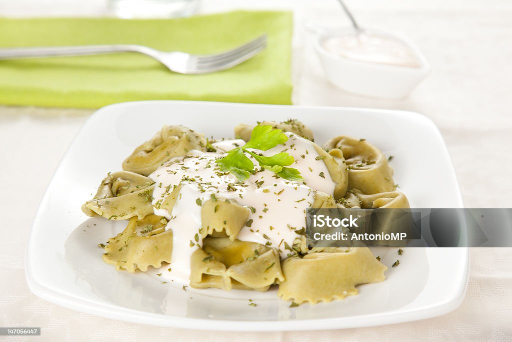 Prato de tortellini com molho de queijo - Foto de stock de Almoço royalty-free