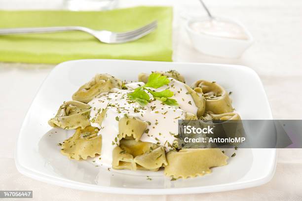 Foto de Prato De Tortellini Com Molho De Queijo e mais fotos de stock de Almoço - Almoço, Azul, Comida