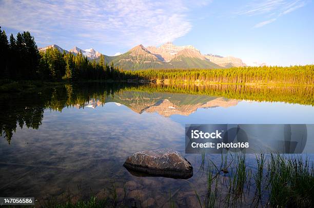 Lago Mountain - Fotografie stock e altre immagini di Alberta - Alberta, Ambientazione esterna, Avventura