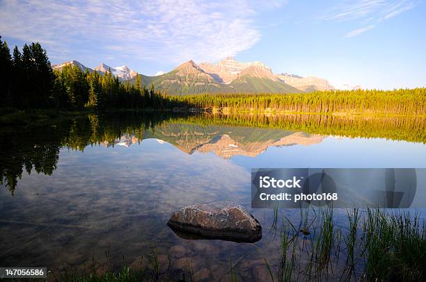 Lago De Montanha - Fotografias de stock e mais imagens de Alberta - Alberta, Ao Ar Livre, Aventura