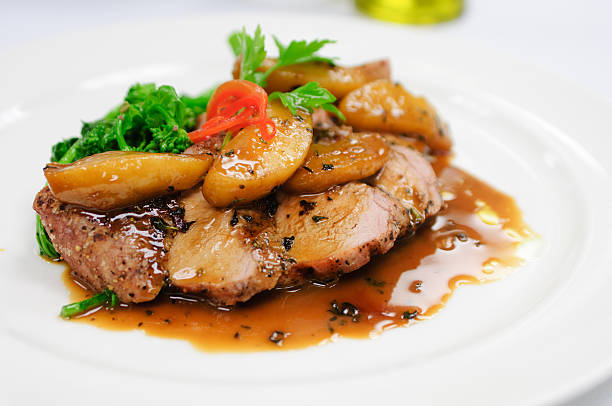 lomo de cerdo con patatas cortadas en bastones gruesos y brécol raab - broccoli raab fotografías e imágenes de stock