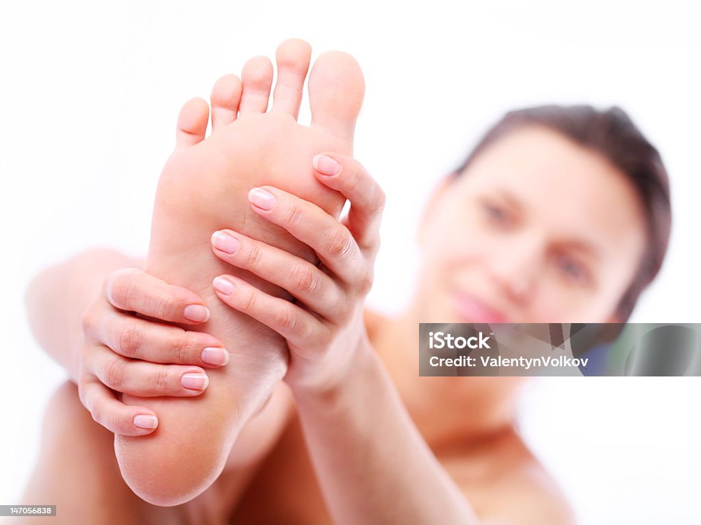 Ragazza massaggi il piede - Foto stock royalty-free di Adulto