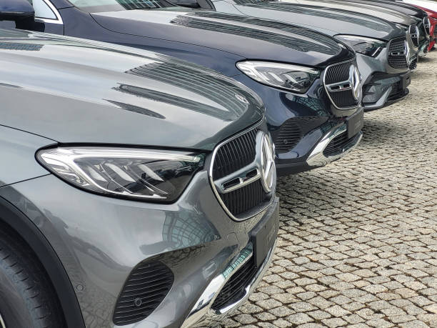 coches mercedes-benz en un aparcamiento - luxury car fotografías e imágenes de stock