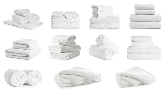 Juego de toallas dobladas y enrolladas sobre fondo blanco photo