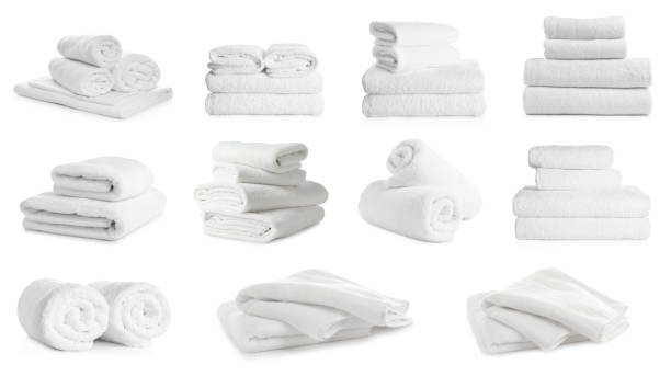 juego de toallas dobladas y enrolladas sobre fondo blanco - toalla fotografías e imágenes de stock