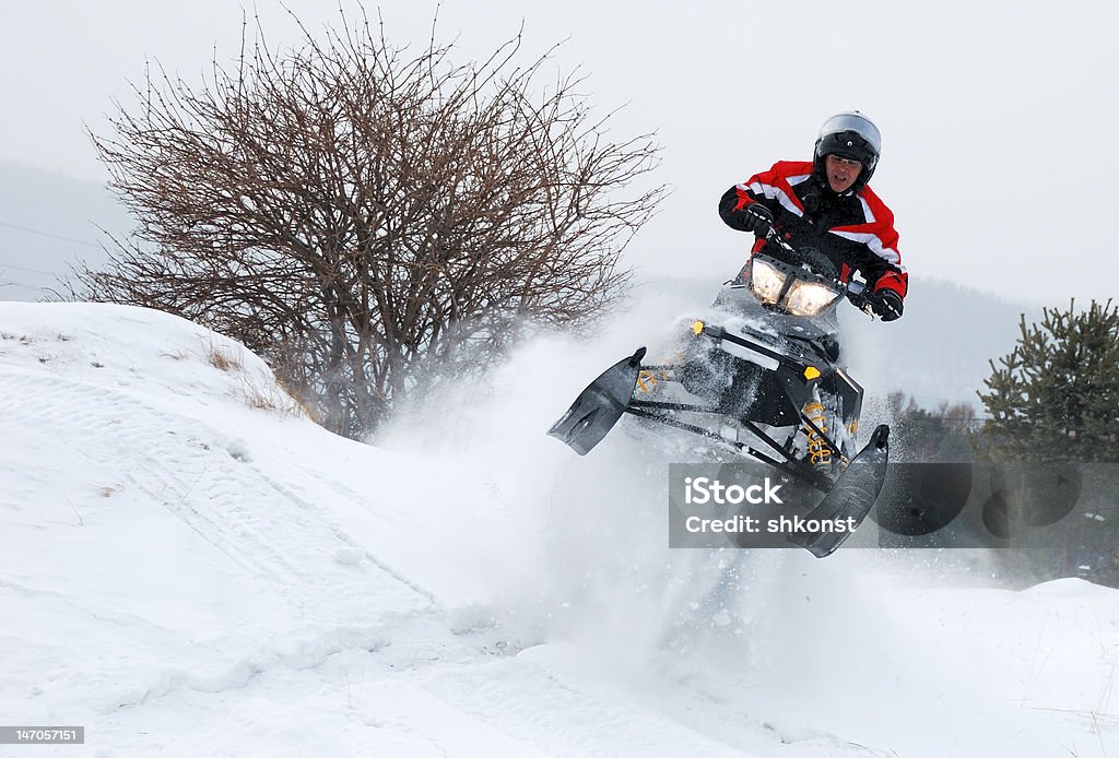 Homem pulando para snowmobile - Foto de stock de Motoneve royalty-free