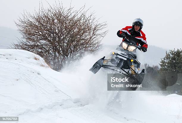 Foto de Homem Pulando Para Snowmobile e mais fotos de stock de Motoneve - Motoneve, Inverno, Pular