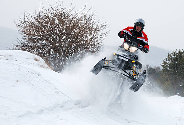 прыжки человек на снегоходах - snowmobiling adventure snow travel стоковые фото и изображения