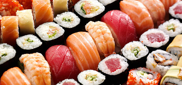 japanisches sushi - japanese cuisine appetizer gourmet caviar stock-fotos und bilder