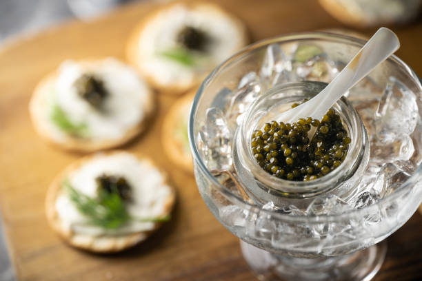 caviar sur craquelins au fromage à la crème - caviar photos et images de collection