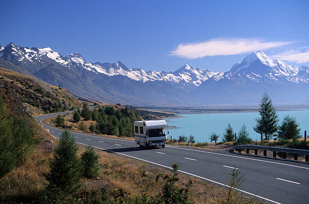 voyage de camping à proximité de mount cook et du lac pukaki, nouvelle-zélande - mt cook national park photos et images de collection