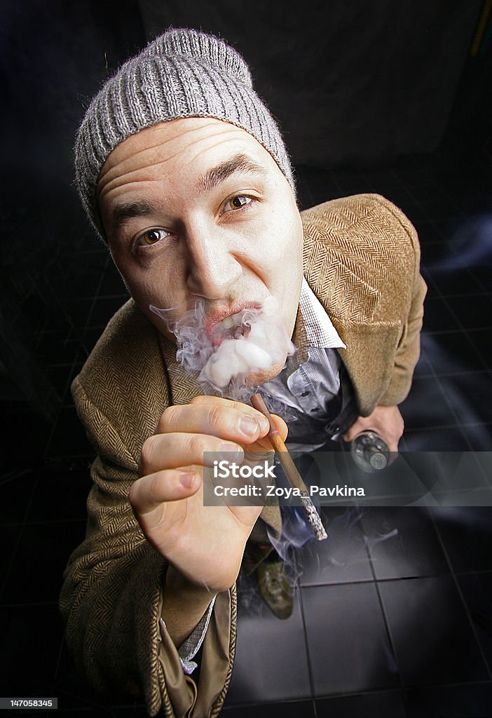 Uomo che fuma una sigaretta - Foto stock royalty-free di Abbigliamento