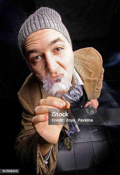 Uomo Che Fuma Una Sigaretta - Fotografie stock e altre immagini di Abbigliamento - Abbigliamento, Abbigliamento casual, Adulto