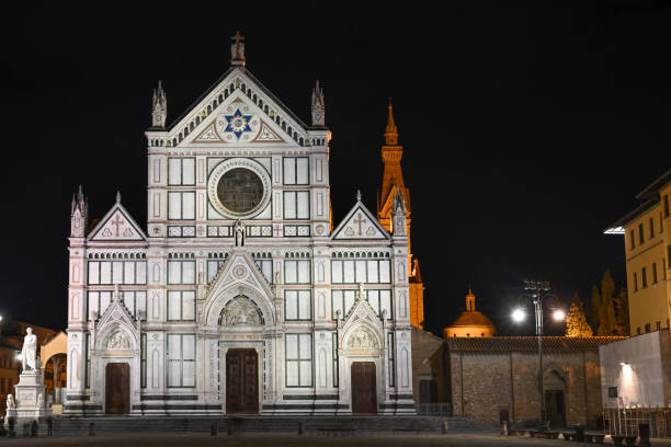 Basilica di Santa Croce, Firenze Firenze, Toscana, Italia: Santa Croce, ricostruita per l'ordine francescano nel 1294 da Arnolfo di Cambio, è il luogo di sepoltura dei grandi e potenti di Firenze piazza di santa croce stock pictures, royalty-free photos & images