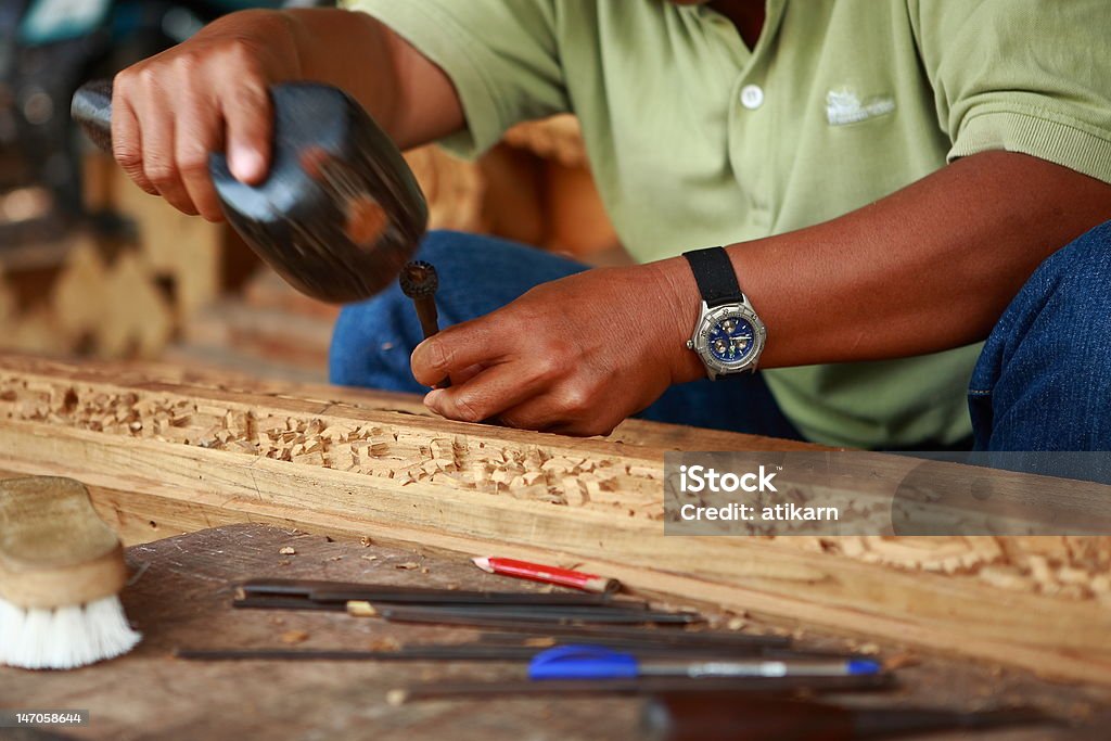 Carpinteiro e seu foco tempo para encontrar o seu trabalho. - Foto de stock de Arte royalty-free