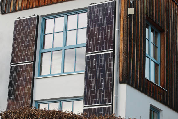 modules solaires pour la production d’électricité sur le mur d’une maison - solar energy solar panel sun facade photos et images de collection