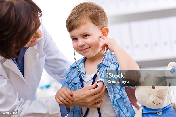 Médico Examinar Niño Foto de stock y más banco de imágenes de Niño - Niño, Doctor, Pediatra