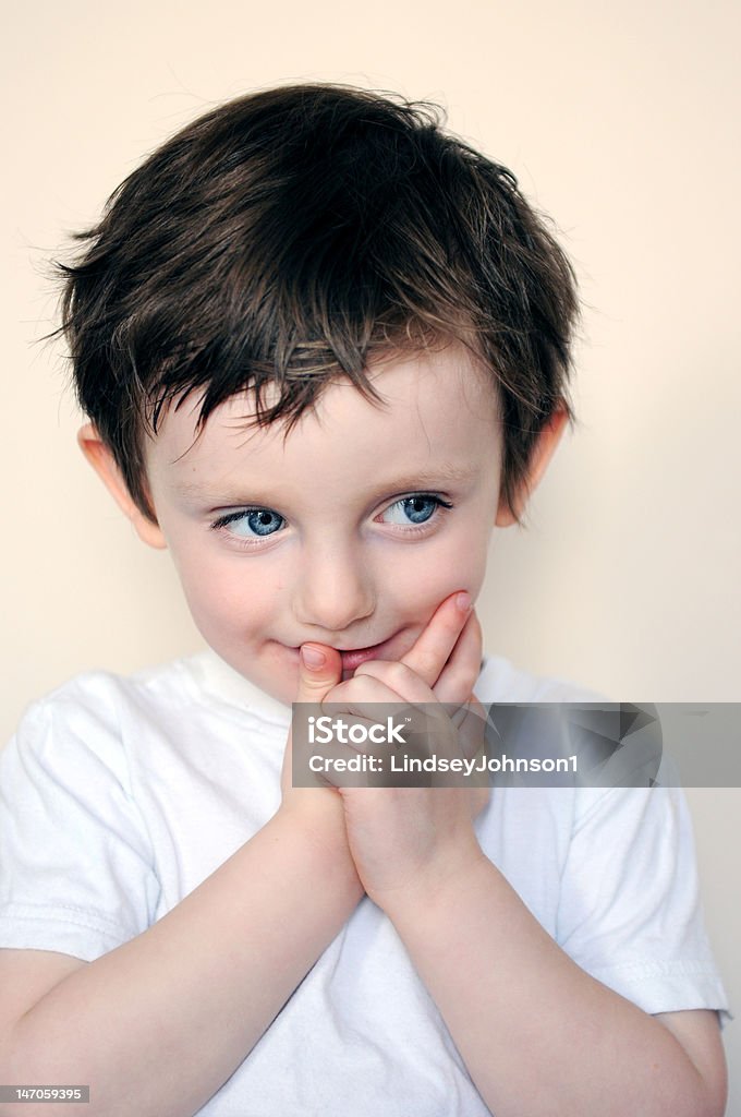 Young boy looking de distancia - Foto de stock de Blanco - Color libre de derechos