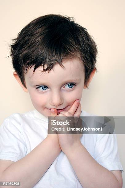 Young Boy Looking De Distancia Foto de stock y más banco de imágenes de Blanco - Color - Blanco - Color, Camisa, Fotografía - Imágenes