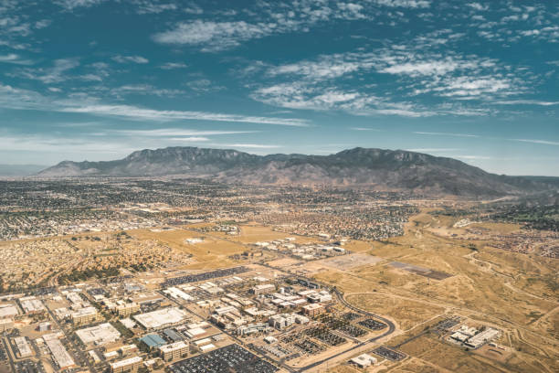 albuquerque nouveau-mexique sandia mountains vue aérienne - aerial view albuquerque new mexico usa photos et images de collection