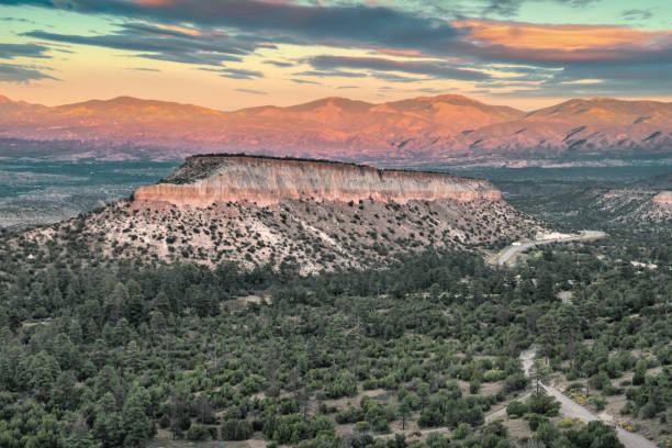 paisaje nuevo méxico ee.uu. pajarito meseta mesa sangre de cristo montañas - santa fe new mexico fotografías e imágenes de stock