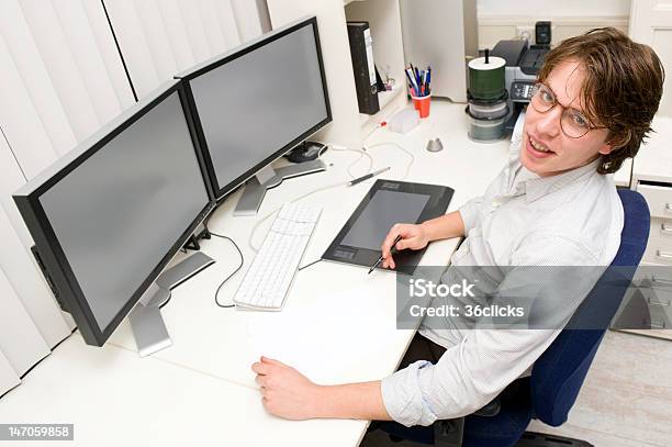 디자이너 직장에서 두 물체에 대한 스톡 사진 및 기타 이미지 - 두 물체, 컴퓨터 모니터, 책상