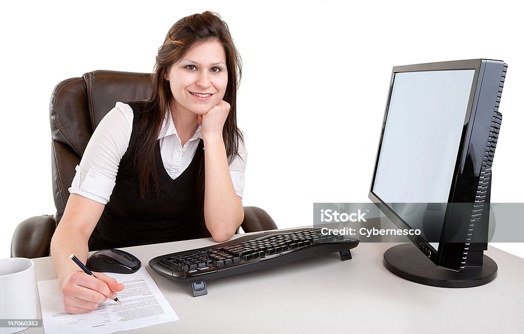 Sorridente donna d'affari al lavoro e guardando la telecamera - Foto stock royalty-free di Adulto