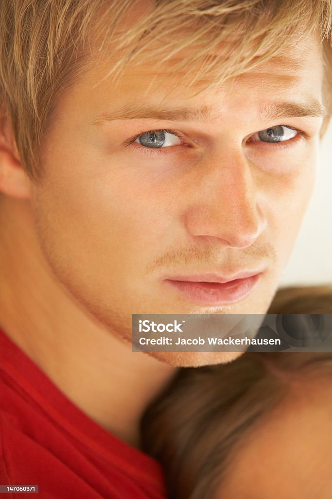 Retrato de un hombre joven serio - Foto de stock de 20 a 29 años libre de derechos