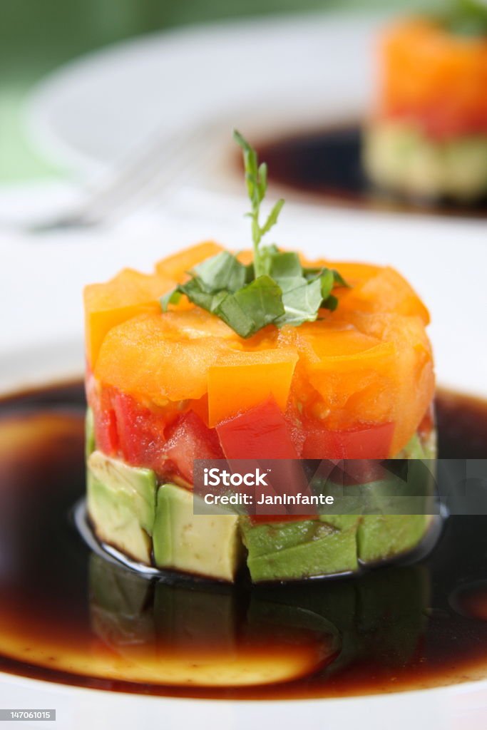 Hors-d "œuvre à l'avocat et à la tomate - Photo de Aliment cru libre de droits