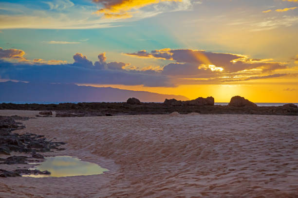 ケイキスビーチオアフハワイの夕日 - healey ストックフォトと画像