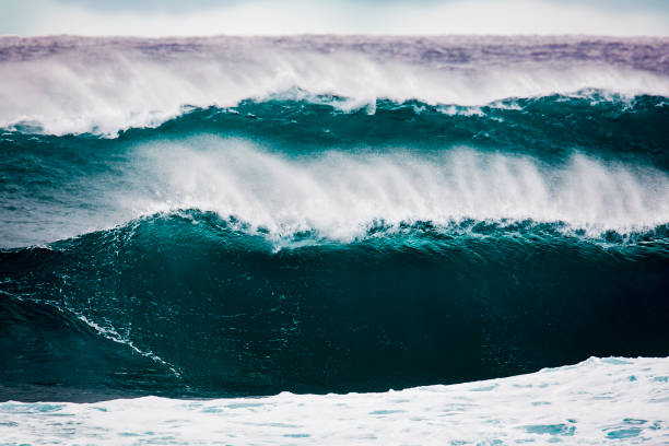 istock Large breaking waves in the Hawaiian islands 1470614327