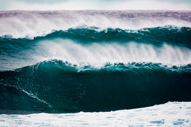 duże fale łamiące się na wyspach hawajskich - north shore hawaii islands usa oahu zdjęcia i obrazy z banku zdjęć