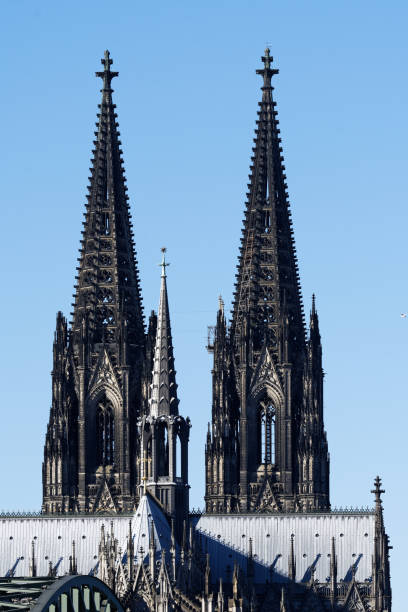 青空を背景にしたケルン大聖堂 - architecture blue building exterior cathedral ストックフォトと画像